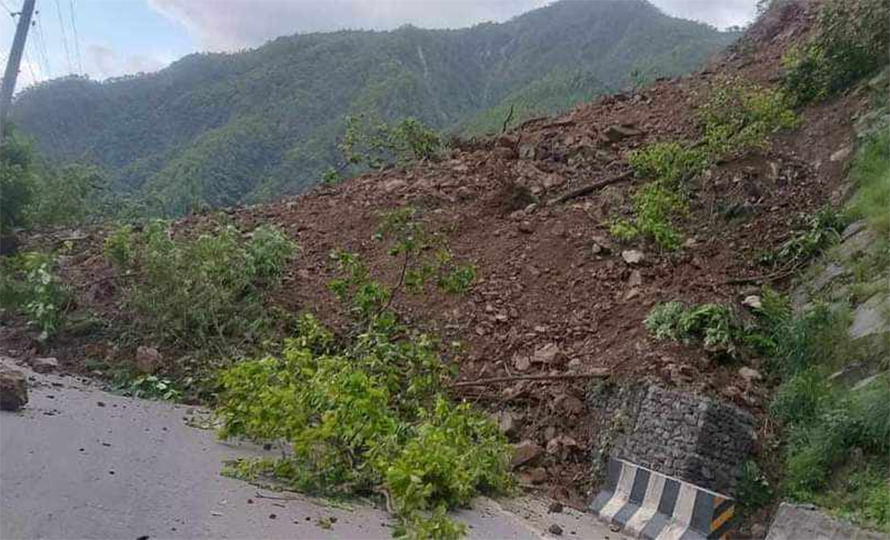 लेदोसहितको पहिरोले दुईवटा बस बगाउँदा त्रिशूलीमा बेपत्ता,उद्धारमा  समस्या