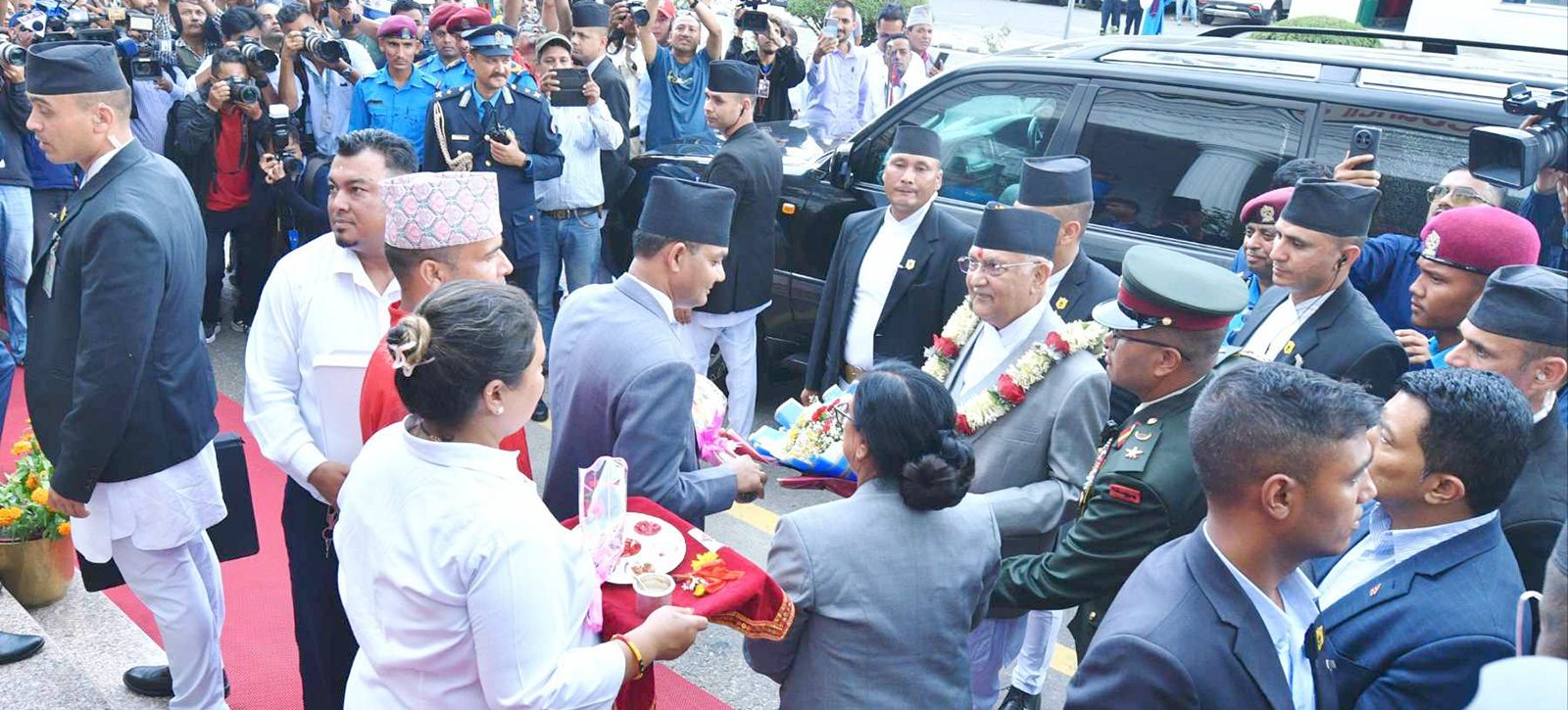 शपथमा ‘ईश्वरको’ नाम नलिएका ओलीले प्रधानमन्त्री कार्यालय प्रवेश गर्दा गराए ‘स्वस्तिवाचन’