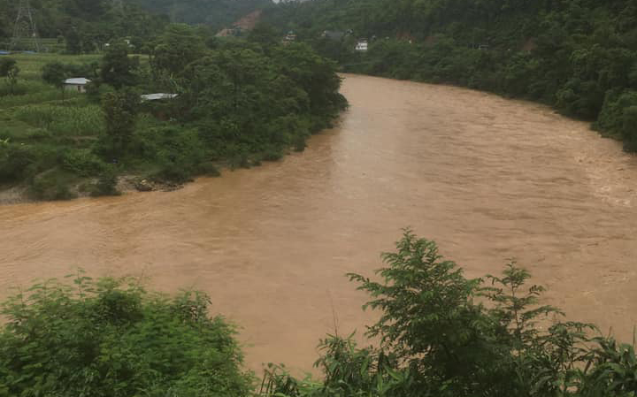 खुम्बुमा आएको लेदोसहितको बाढीले गाउँ नै डुबायो, ४५ घरमा क्षति (भिडियोसहित)