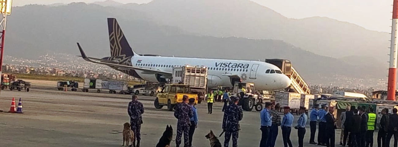 बम राखिएको हल्लापछि सेनाको टोलीले विस्ताराको विमानका यात्रुका लगेज चेक गर्दै