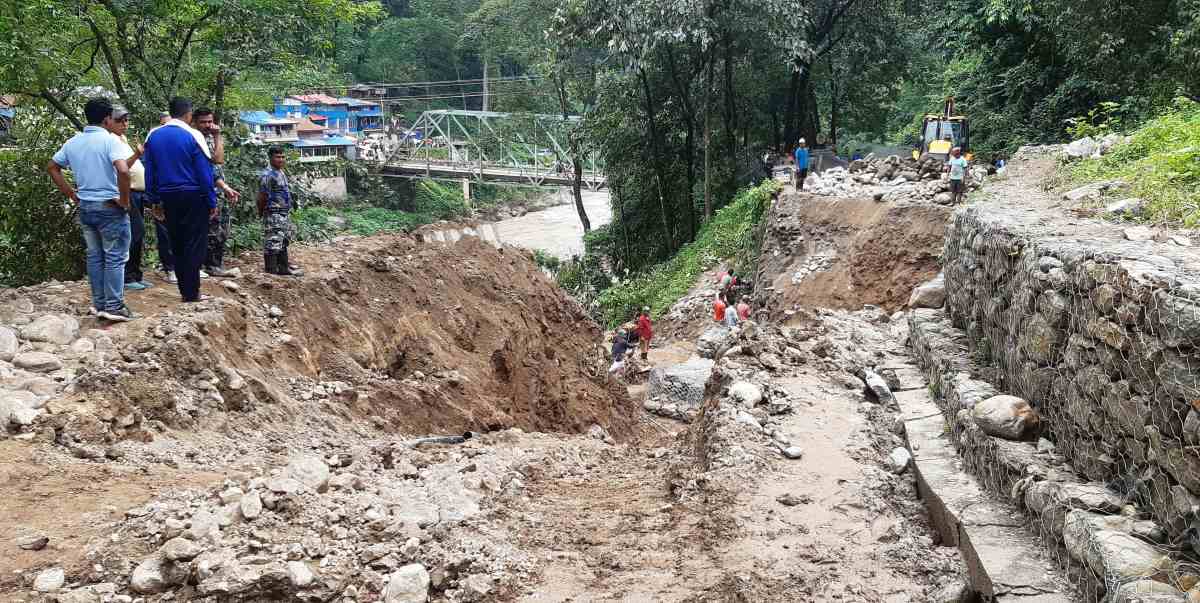 मेची राजमार्गको राजदुवाली खण्ड मर्मतको काम स्थगित : बैकल्पिक मार्गको खोजी हुँदै