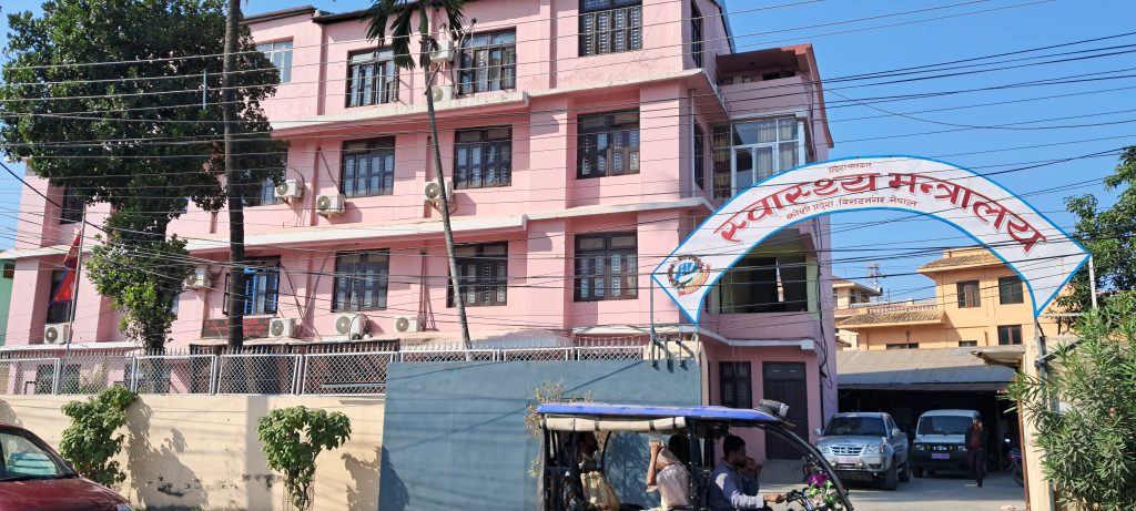 प्रदेश स्वास्थ्य मन्त्रालयमा बेथिती : करोडौं पर्ने १२० वटा उपकरण ड्यामेज !