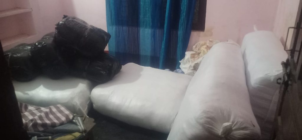 तस्करीको कपडा राख्न घर भाडामा, छापा हानेर विराटनगरबाट लाखौको कपडा बरामद