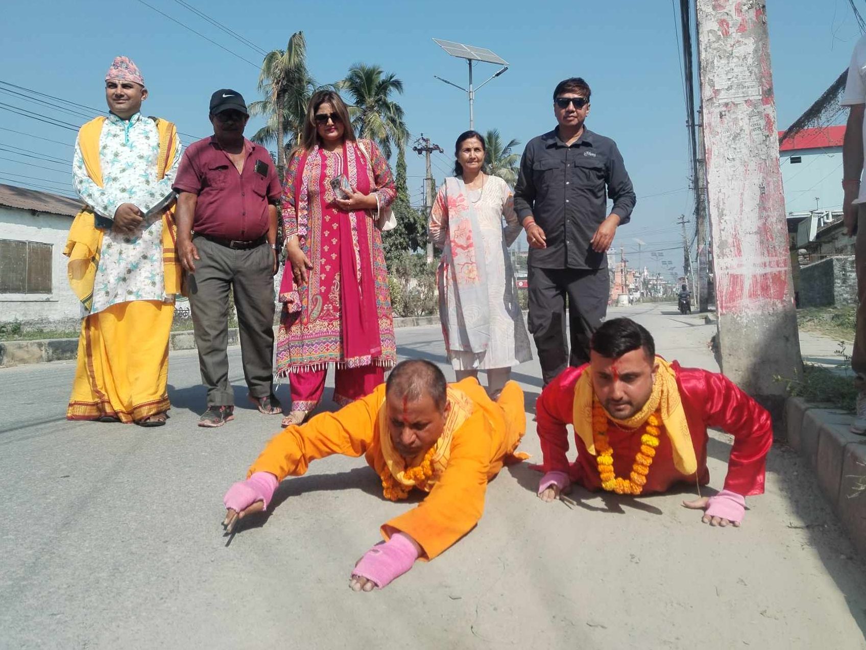 छैठको अबसरमा भीम पराजुलीले २७ औ पटक गरे दण्ड प्रणाम