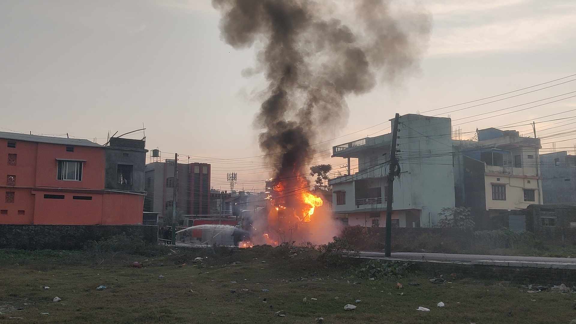 विराटनगरमा निर्माण सामाग्री बोकेको गाडीमा आगलागी, ५० लाख बढीको क्षति