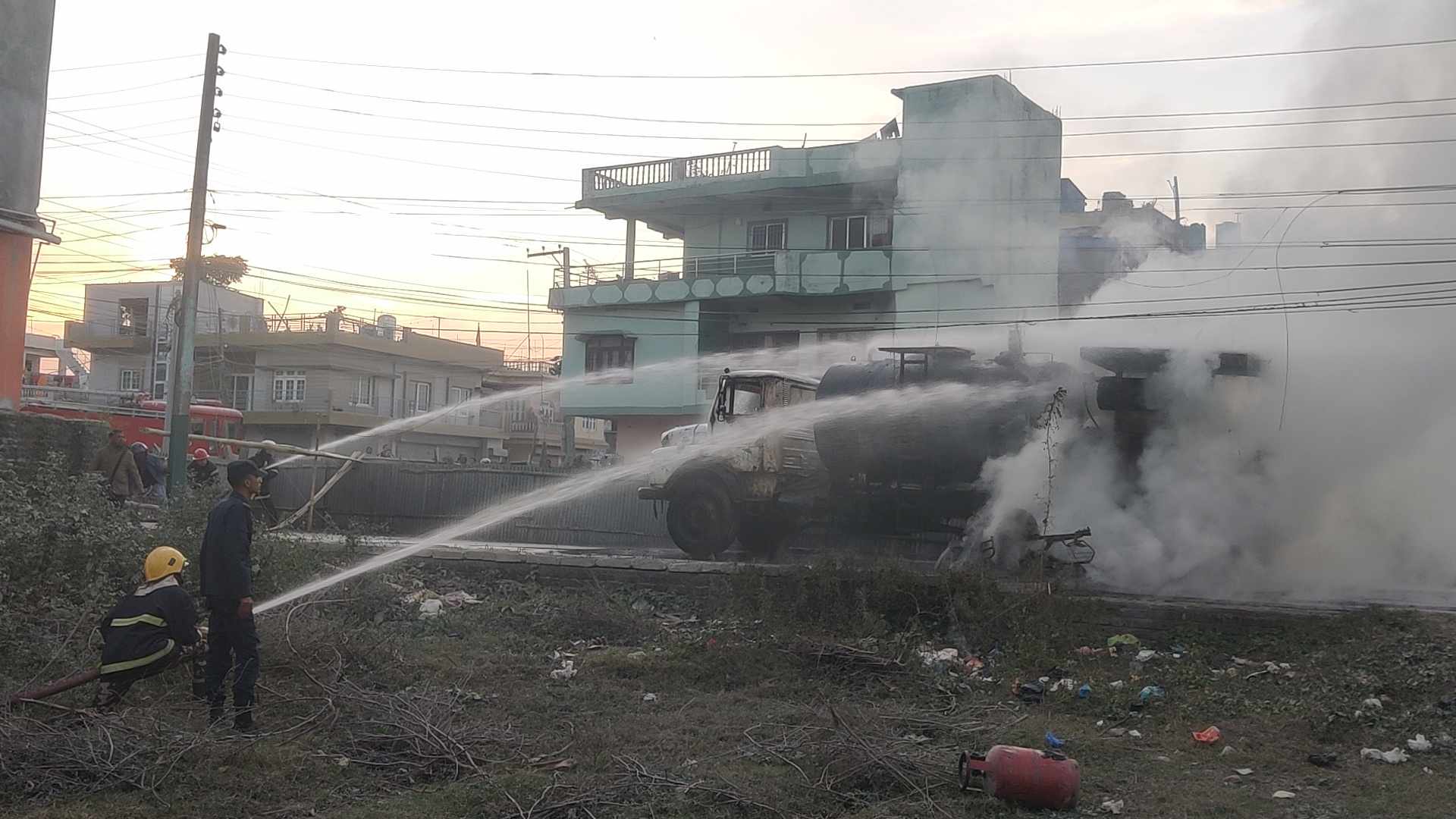 विराटनगरमा निर्माण सामाग्री बोकेको गाडीमा आगजनी, ५० लाखको क्षति