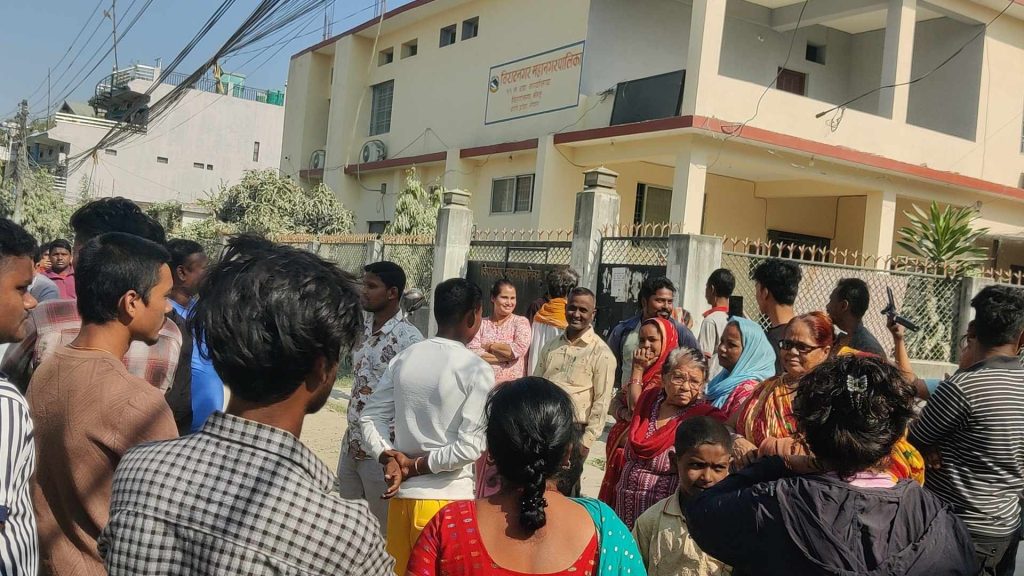 सडक पिच गर्न माग राख्दै विराटनगर ११ को वडा कार्यालय घेराउ