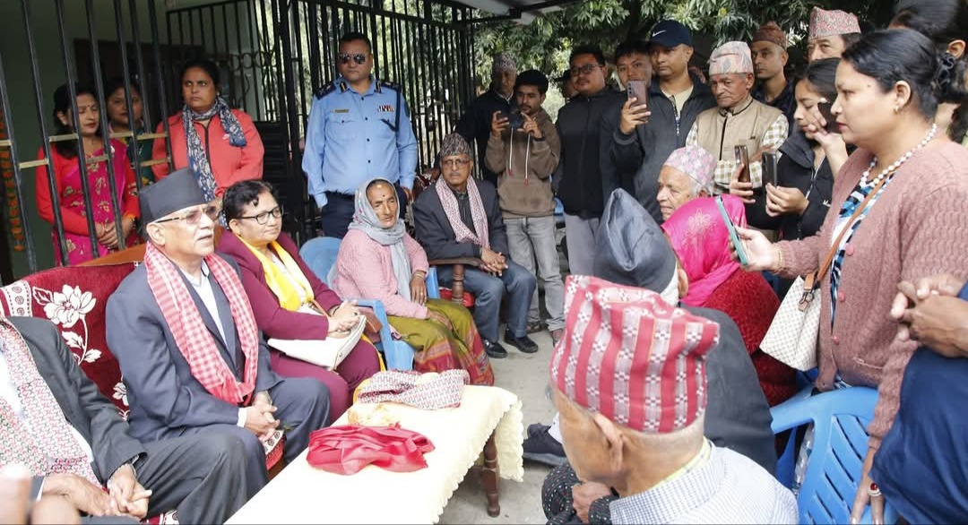 कानेपोखरीमा सहिद परिवारसँग भेटघाट गर्दै प्रचण्डसहितका नेताहरु