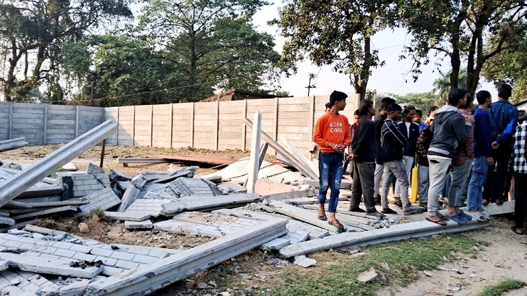 सरकारी जग्गामा औषधि व्यवसायी जितु रजकको रजाइँअटेर गरेर संरचना बनाएपछि महानगरले चलायो डोजर