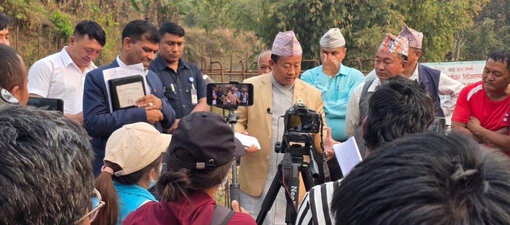 ठेक्का लिएर काम नगर्नेलाई दुई निर्माण कम्पनीलाई अन्तिम चेतावनी