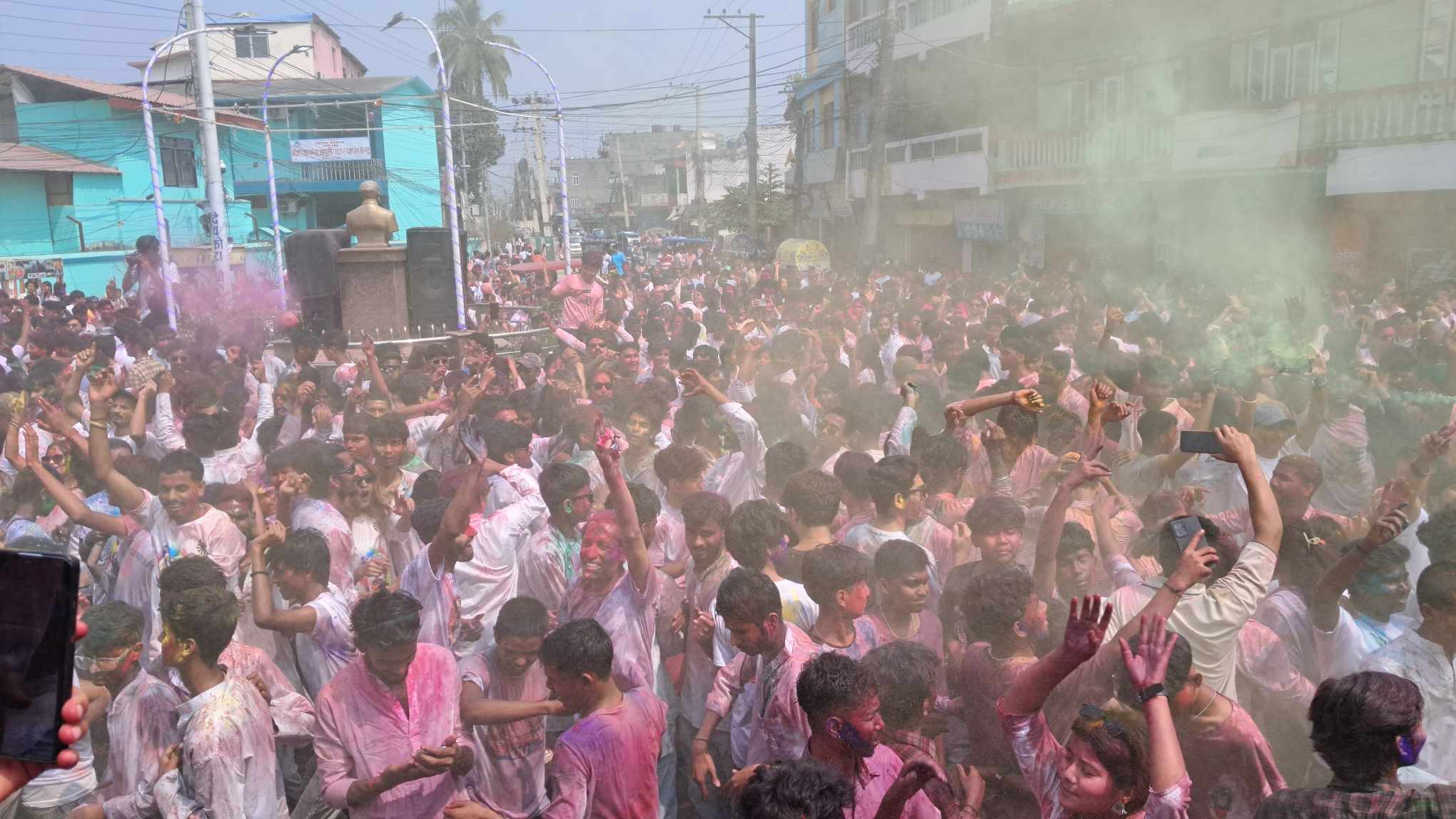 तराईका जिल्लाहरूमा आज हर्षोल्लासपूर्वक होली मनाइँदै