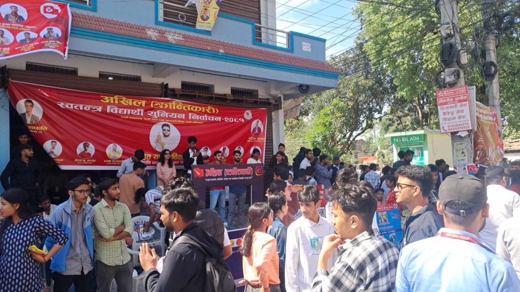 क्याम्पस हाताबाट बाहिर निकालिँदै विद्यार्थी संगठन