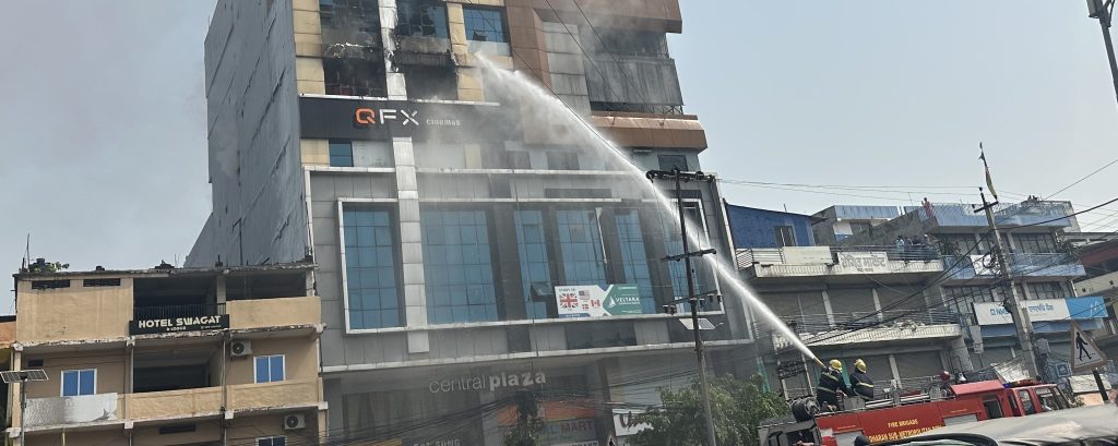 नियन्त्रणमा आयो इटहरीस्थित सेन्टर प्लाजामा लागेको आगो