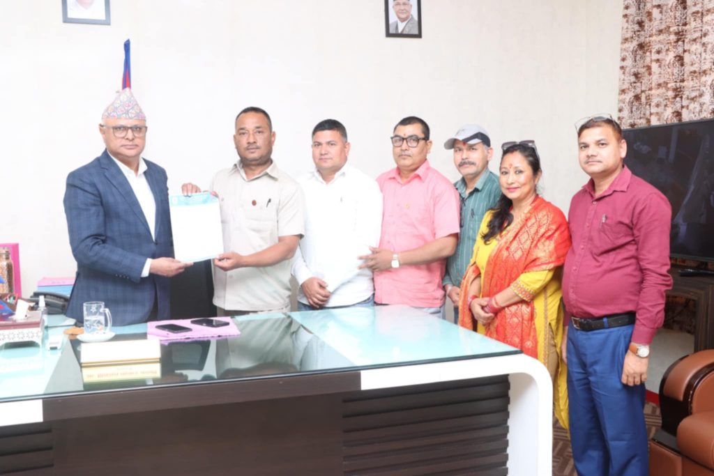 नेपाल औषधि व्यवसायीले मुख्यमन्त्रीलाई बुझाए ज्ञापनपत्र