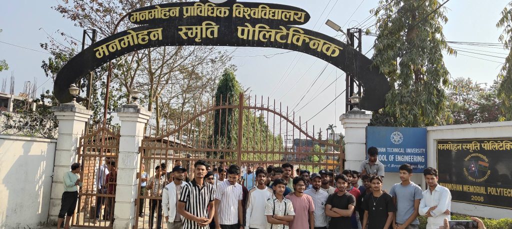 ईद पर्वमा विदा दिनुपर्ने माग राख्दै मनमोहनमा विद्यार्थीले लगाए ताला