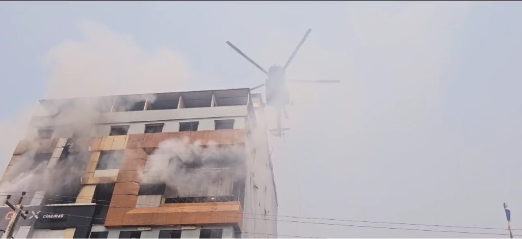 आगलागी भएको सेन्टर प्लाजामा फसेकाको हेलिकप्टरबाट उद्धार