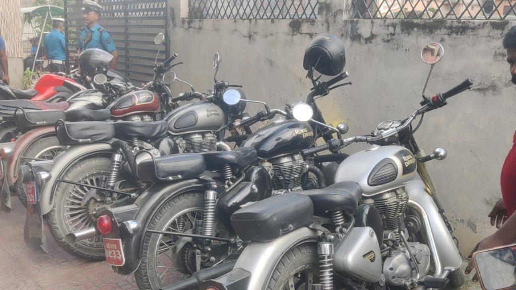 साइलेन्सर बदलेर ठूलो आवाजसहित मोटरसाइकल चलाउने नियन्त्रणमा