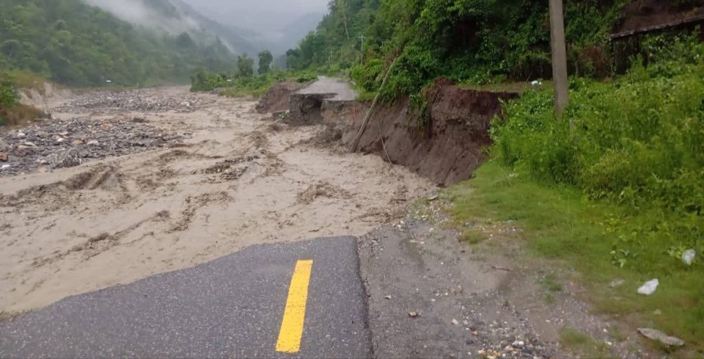 भेडेटार -मूलघाट खण्डमा लेउतीले सडक बगाएपछि कोशी राजमार्ग अवरुद्ध