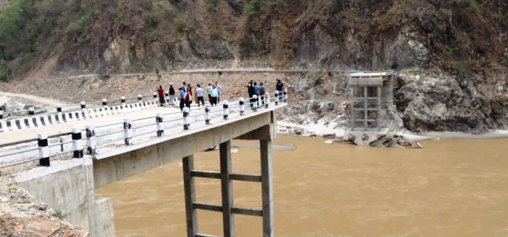 भत्केको पुलमाथि फोटो खिचाएर फर्कियो भौतिकमन्त्री दाहालको टोली