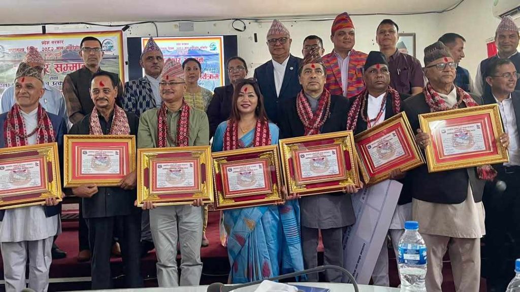 कोशी सरकारबाट सात जना पत्रकार सम्मानित