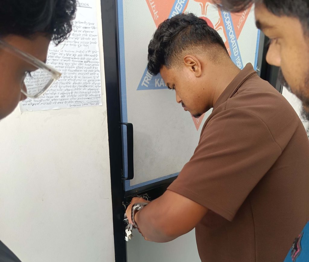 परीक्षा नियन्त्रक कार्यालय विराटनगरमा क्रान्तिकारीले लगायो ताला