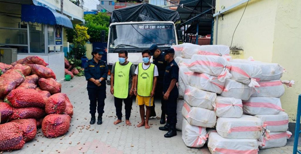 तरकारीको ट्रकमा २ क्विन्टल गाँजा