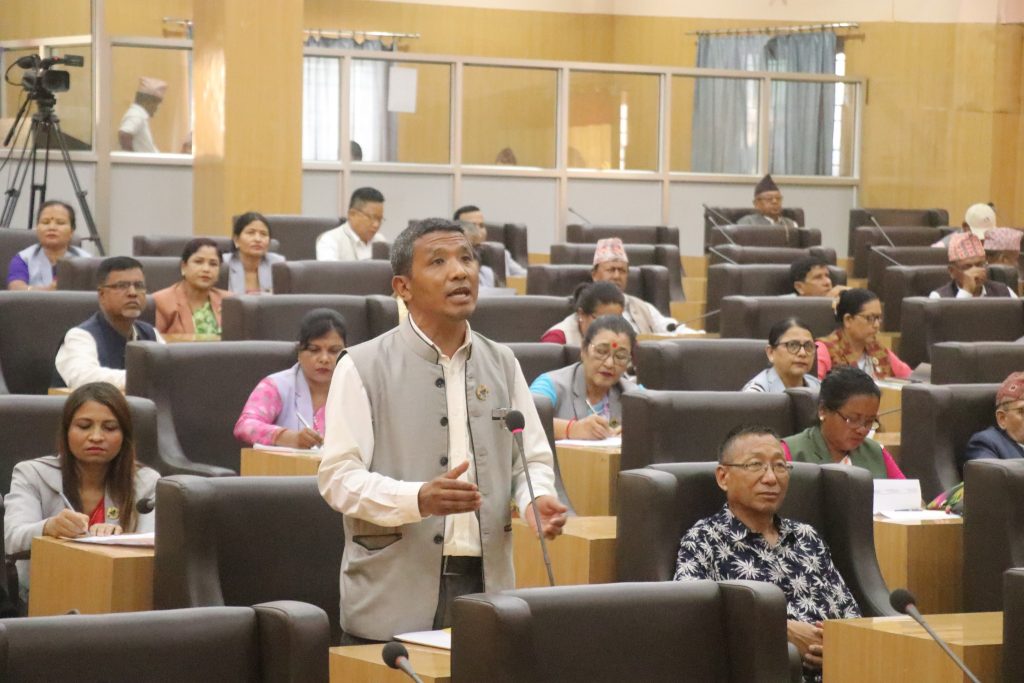 ‘गौरादहको बजारमा’ गीतमार्फत मुख्यमन्त्रीलाई शेर्पाको व्यंग्य