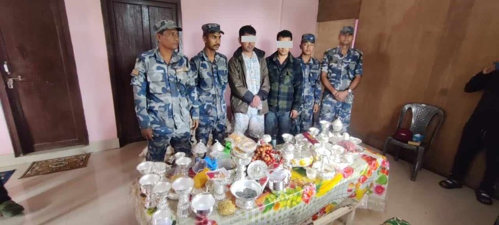 ३२ लाख रुपैयाँभन्दा बढी मूल्यका चाँदी र सुनको जलप लगाएको गहनासहित दुई जना नियन्त्रणमा