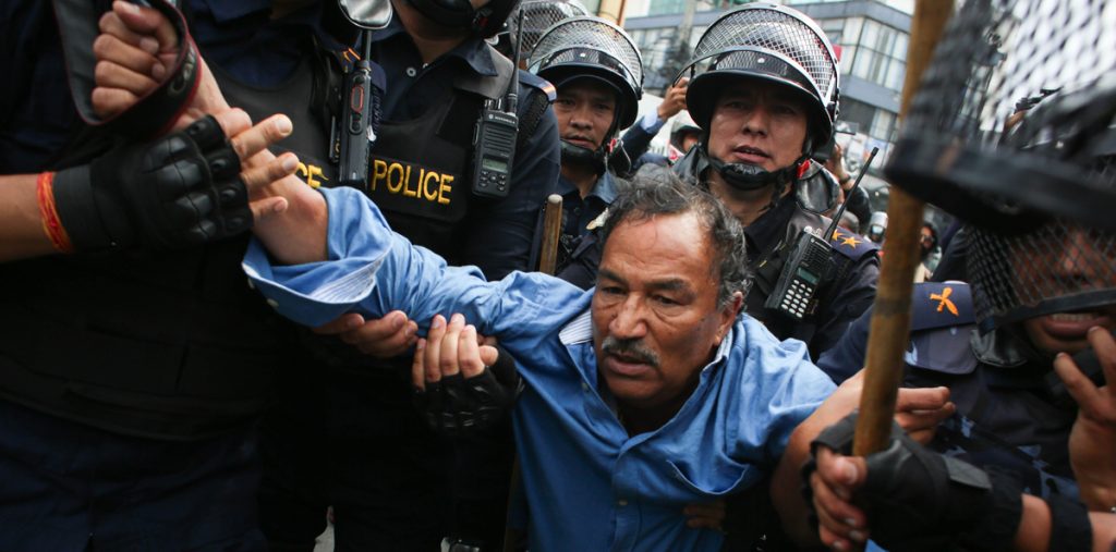 पक्राउ परेका कमल थापालाई घिसार्दै लग्यो प्रहरीले