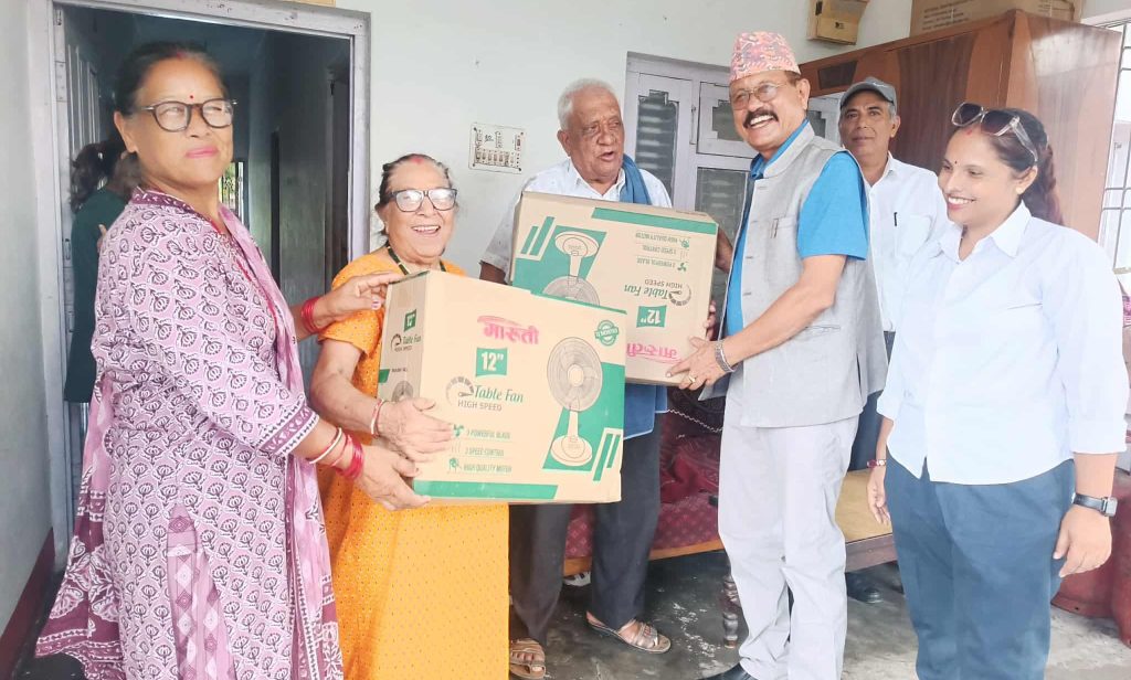 द्वारा ज्येष्ठ नागरिकलाई  पंखा वितरण