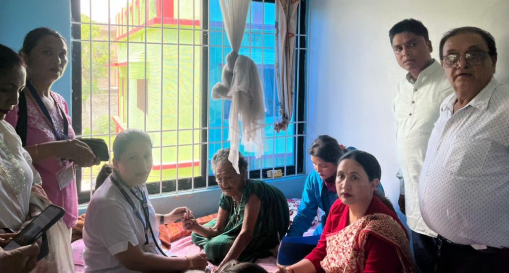 जेष्ठ नागरिक स्वास्थ्य अवस्था बुझ्दै विराटनगर ८ का जनप्रतिनिधि