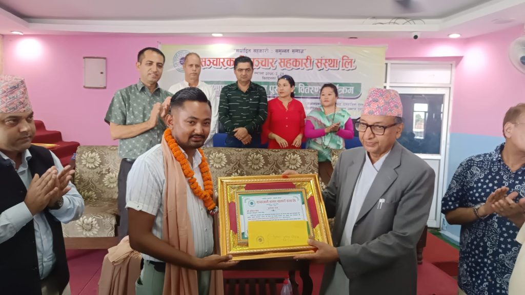 हाम्रोमतकर्मी श्रेष्ठसहित चार पत्रकार पुरस्कृत