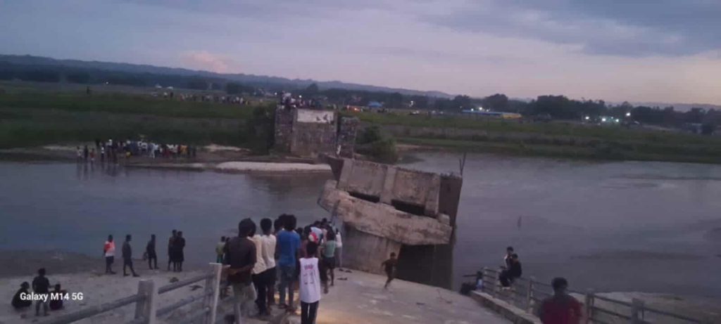 त्रियुगा नदीको शिवाइ–बेल्हा जोड्ने भाँचिएको पुलमा नुहाउँदा एक बेपत्ता