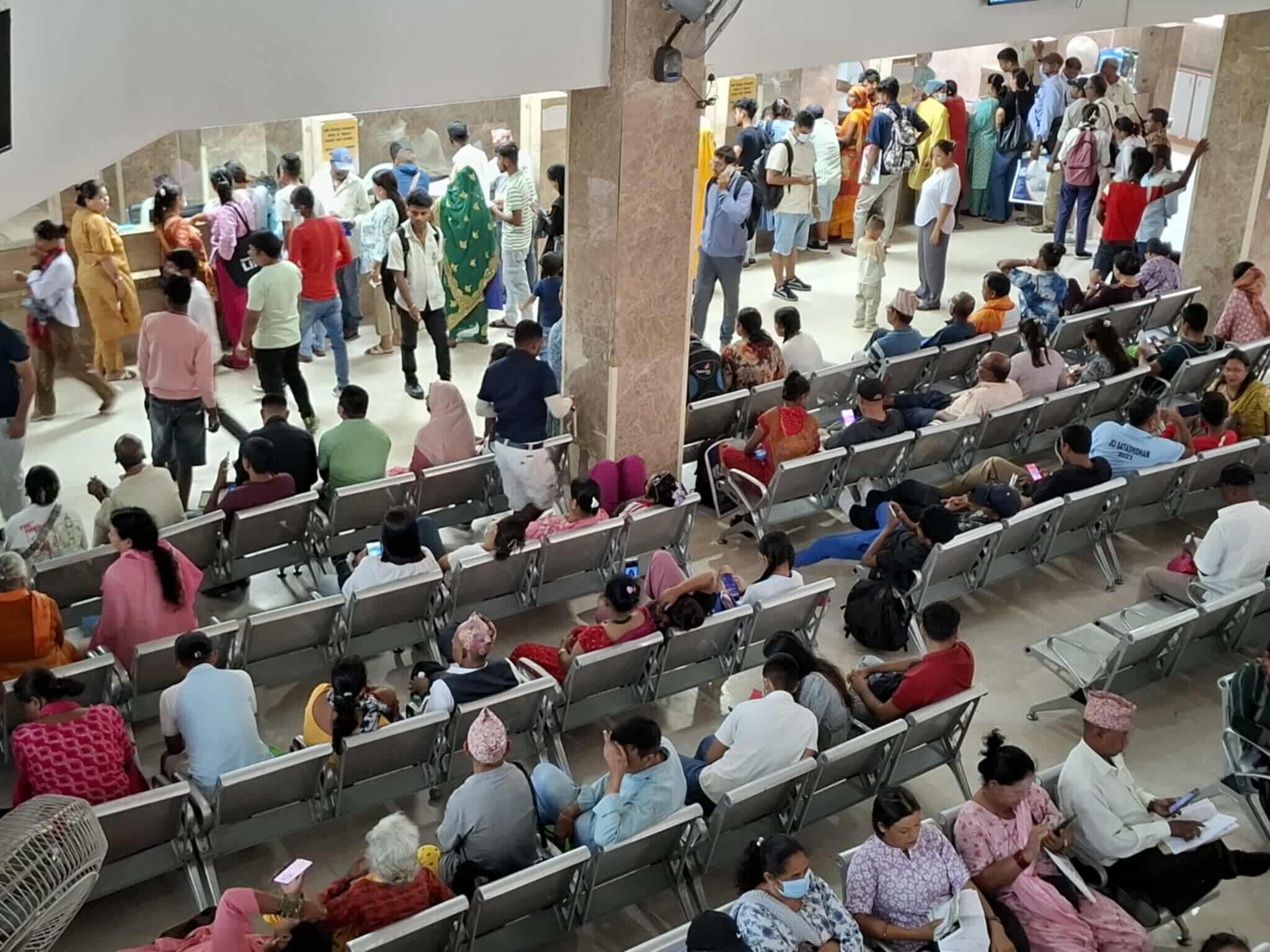 स्वास्थ्य बीमाको सर्भर डाउनले विराटनगरको अस्पतालमा भिड, बिरामीलाई सास्ती