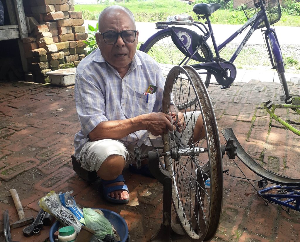 ५५ बर्षदेखि साइकल मर्मत गर्दैछन् ७८ वर्षका हरिबहादुर