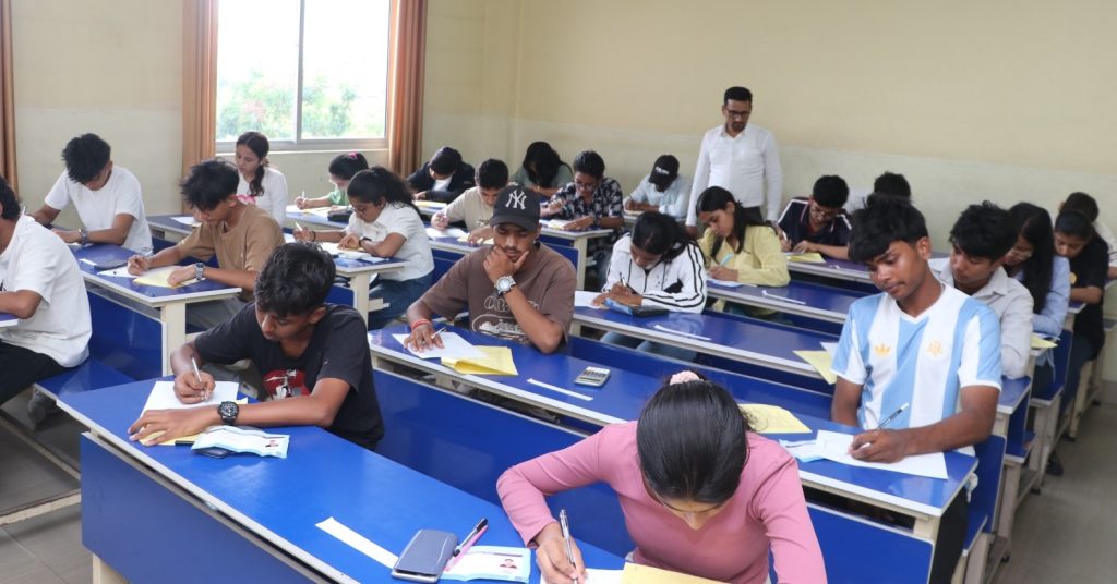 कक्षा ११ को प्रवेश परीक्षा : विराटनगरका कलेजहरूमा हजारौं विद्यार्थीले दिए परीक्षा