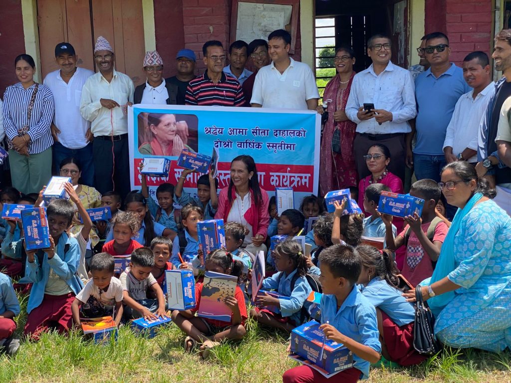 सीता दाहालको स्मृतिमा सुन्दरहरैचाका विद्यार्थीलाई शैक्षिक सामग्री वितरण