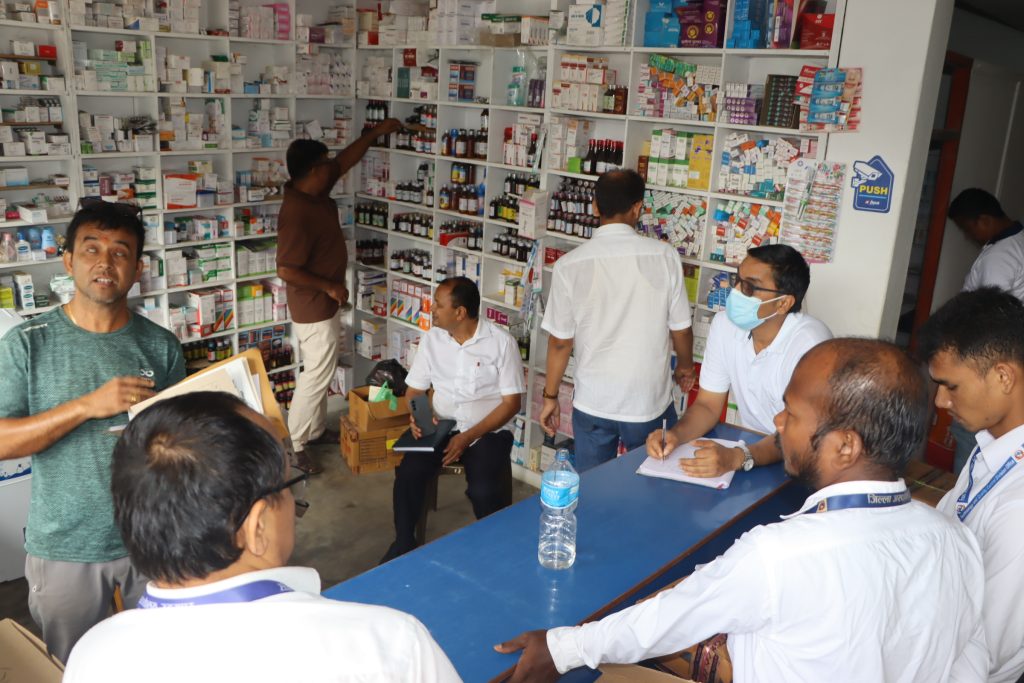 उदयपुरमा मापदण्डविपरीत सञ्चालित मेडिकल हलमा ताला, तीनवटालाई जरिवाना