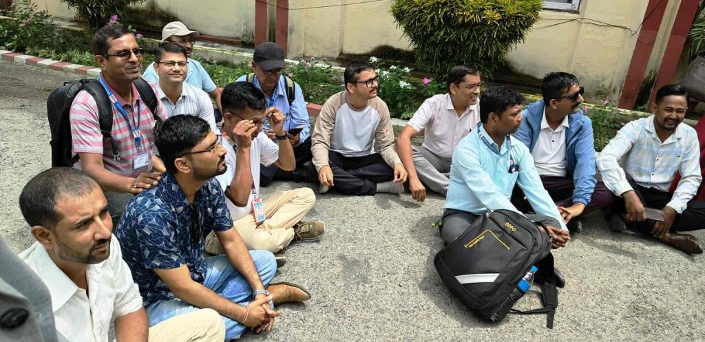 प्रतिबद्धता अनुसार काम गर