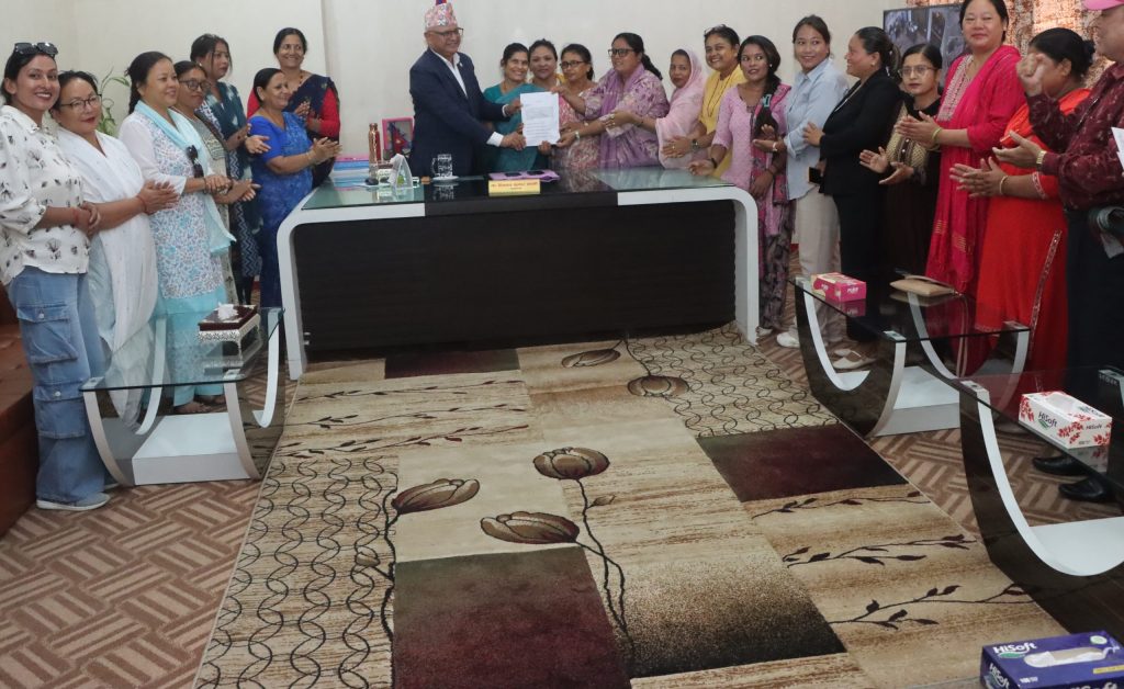 महिलावादी संस्थाहरुद्वारा मुख्यमन्त्री कार्कीलाई बुझाए ज्ञापनपत्र