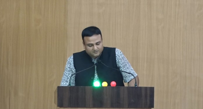 भाषा विधेयकमा थारु भाषा नसमेटिएको भन्दै आचार्यको विरोध