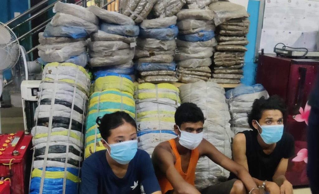 बन्दाकोपी बोकेको गाडीमा २६२ किलो गाँजा बरामद, ३ जना पक्राउ