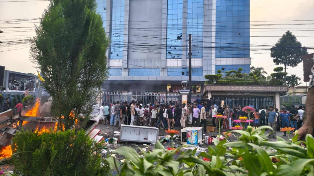 विराटनगरको भाटभटेनीमा तोडफोड