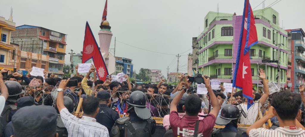 सामाजिक सञ्जाल प्रतिबन्ध र भ्रष्टाचारविरुद्ध विराटनगरको सडकमा देखियो जेन–जीको आक्रोश (११ तस्बिर )