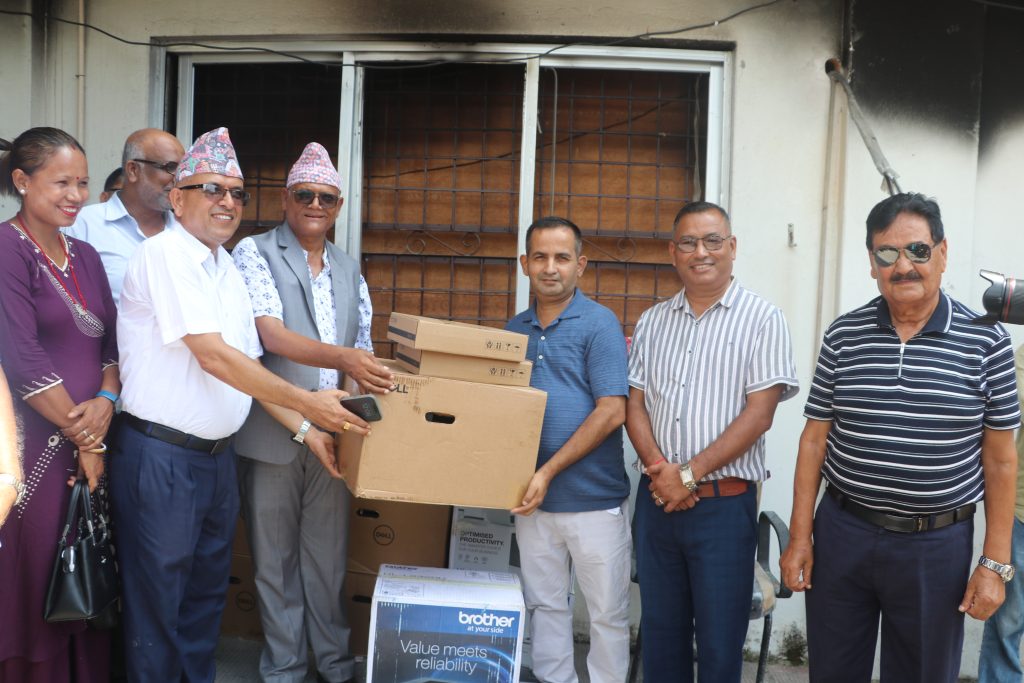 शिवप्रसाद ढकालले गरे आगजनीले क्षतिग्रस्त  नगरपालिकाकालाई कम्प्युटर तथा फर्निचर सहयोग