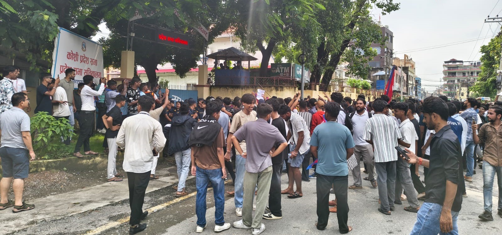 विराटनगरमा जेन–जीको प्रदर्शन : निषेधाज्ञा तोडेर प्रदेशसभा अगाडि नाराबाजी