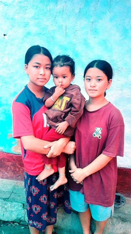 वैदेशिक रोजगारीको पीडा : आमाको किरिया छिटोछिटो सकेर बुबाको शव पर्खदै छन् तीन बालिका