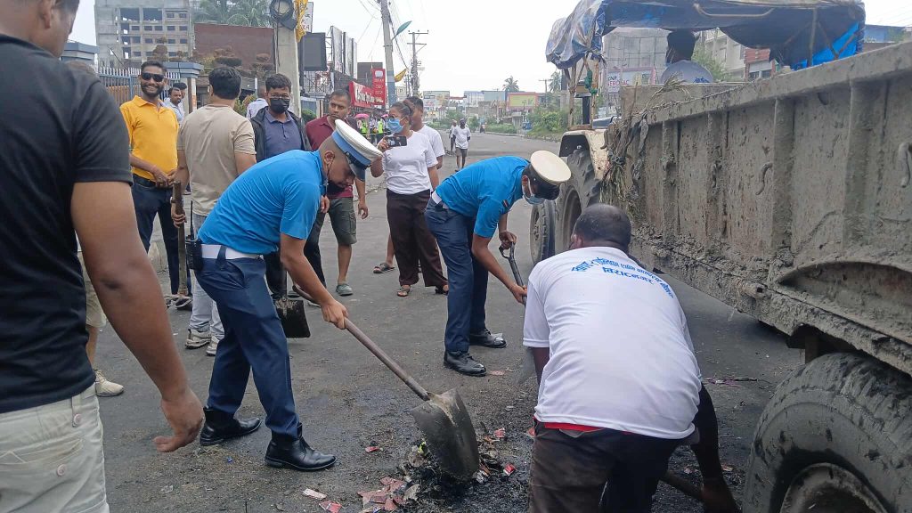 मोरङका ट्राफिक प्रमुख लम्साल सडकमा, अवरुद्ध पन्छाएर यातायात सुचारु