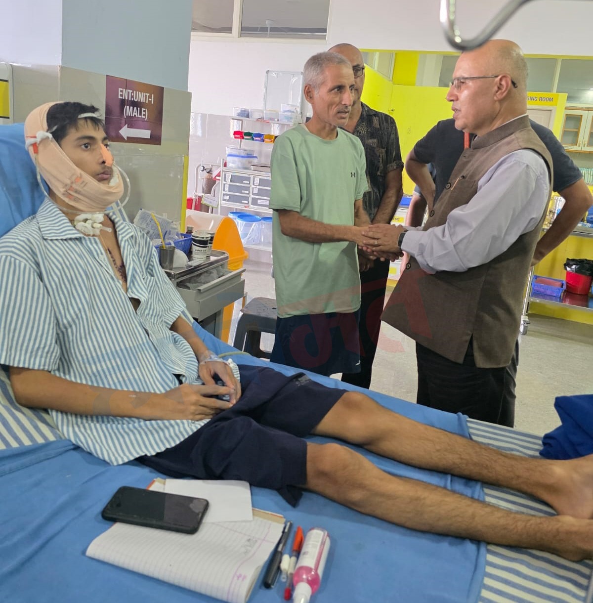 अर्थमन्त्रीले भेटे घाइते सान्तनु ढकाललाई : उपचारमा समस्या नभएको परिवारको भनाइ