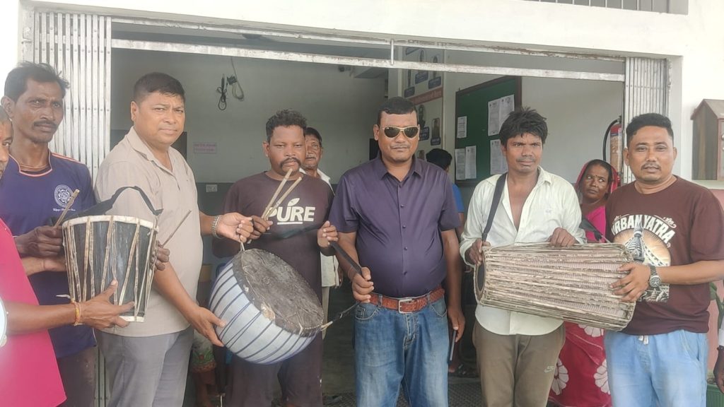 कटहरी गाउँपालिकाद्धारा मुरयाडी समुदायको संस्कृति संरक्षणका लागि बाजा वितरण